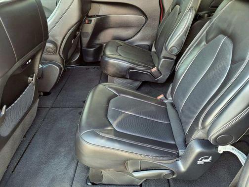Red Hot Pearlcoat 2025 Chrysler Pacifica L