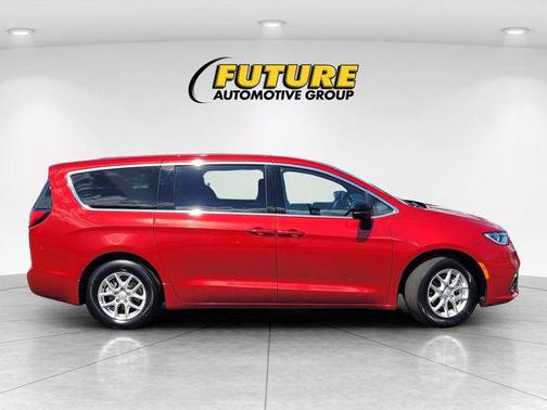 Red Hot Pearlcoat 2025 Chrysler Pacifica L