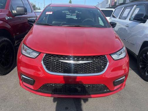 Red Hot Pearlcoat 2025 Chrysler Pacifica L