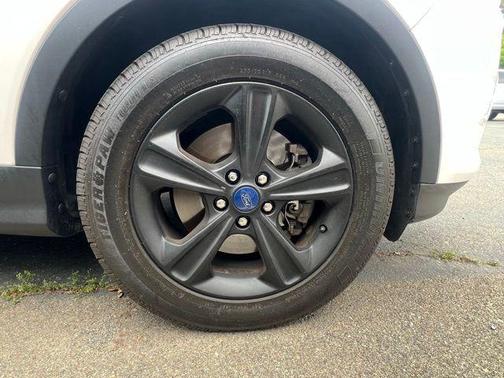 White Platinum Clearcoat Metallic 2016 Ford Escape SE