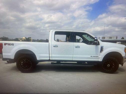 Oxford White 2017 Ford F-250 Lariat