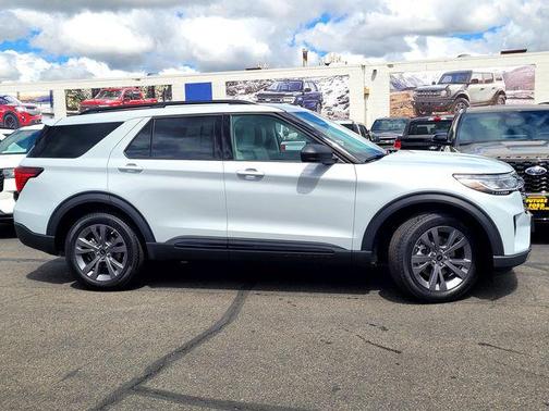Space White Metallic 2026 Ford Explorer Active w/200A Pkg