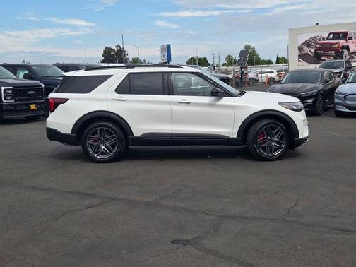Star White Metallic Tri-Coat 2026 Ford Explorer ST-Line