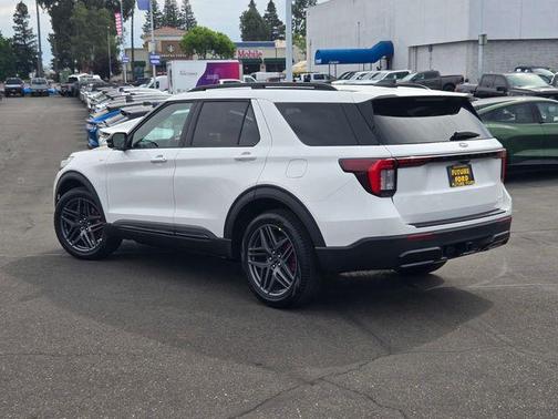 Star White Metallic Tri-Coat 2026 Ford Explorer ST-Line