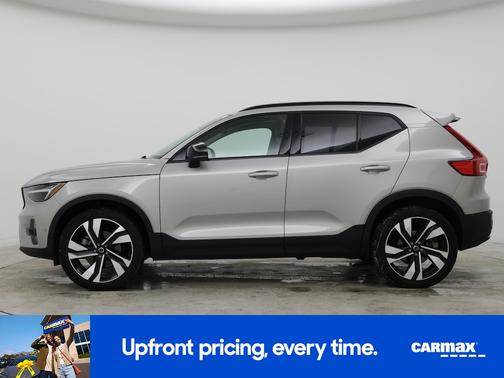 2023 Volvo XC40 B5 Plus Dark Theme