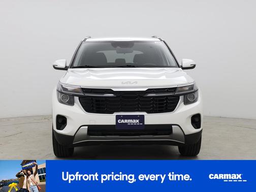 White 2025 Kia Seltos S
