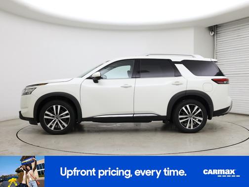White 2023 Nissan Pathfinder Platinum
