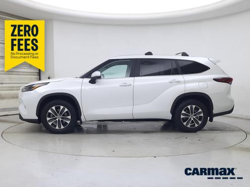 White 2024 Toyota Highlander XLE