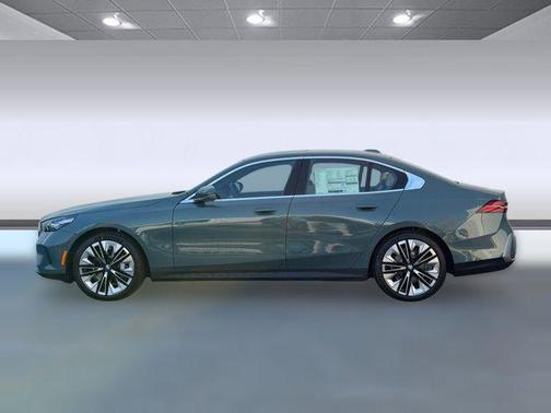 Cape York Green Metallic 2026 BMW 530 530i