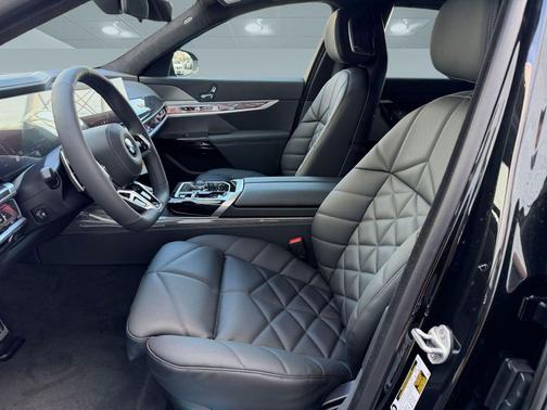 Black Sapphire Metallic 2026 BMW 740 740i