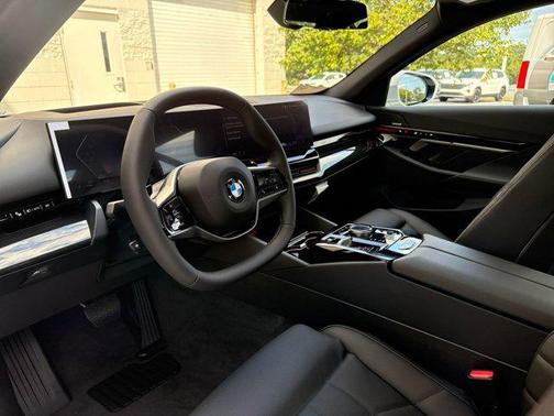 Mineral White Metallic 2026 BMW 530 i