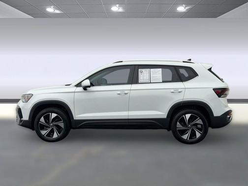 Pure White 2025 Volkswagen Taos 1.5T SE