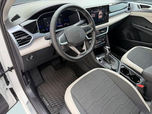 Pure White 2025 Volkswagen Taos 1.5T SE