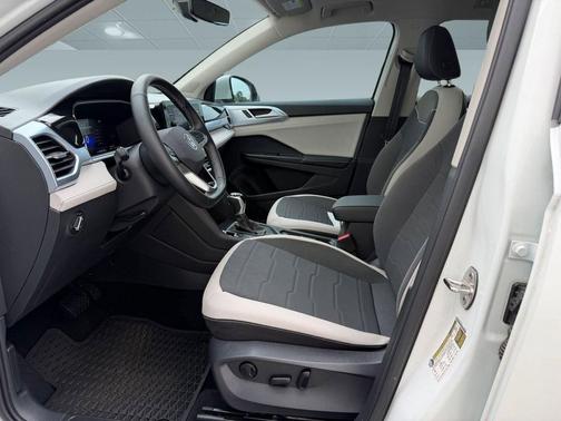 Pure White 2025 Volkswagen Taos 1.5T SE