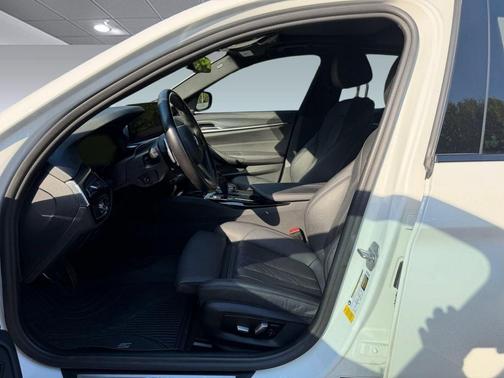 Alpine White 2021 BMW 540 540i