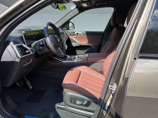 Manhattan Green Metallic 2027 BMW X7 xDrive40i
