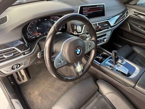2022 BMW 740 i