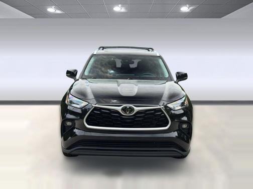 Midnight Black Metallic 2021 Toyota Highlander XLE