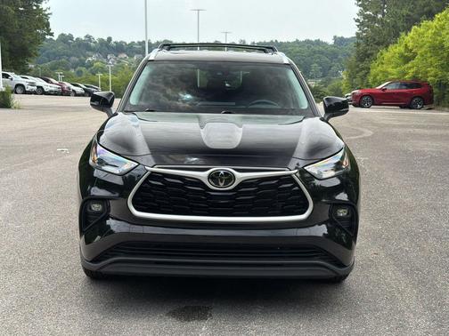 Midnight Black Metallic 2021 Toyota Highlander XLE