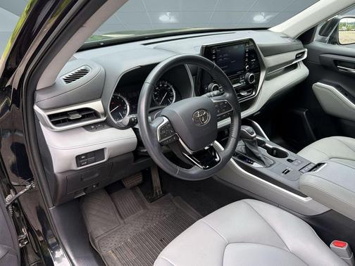 Midnight Black Metallic 2021 Toyota Highlander XLE