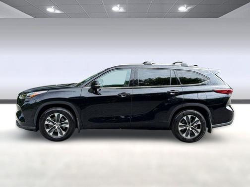 Midnight Black Metallic 2021 Toyota Highlander XLE