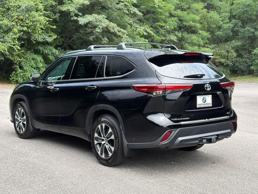 Midnight Black Metallic 2021 Toyota Highlander XLE