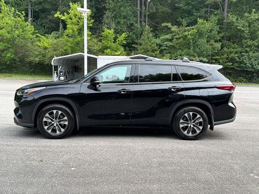 Midnight Black Metallic 2021 Toyota Highlander XLE