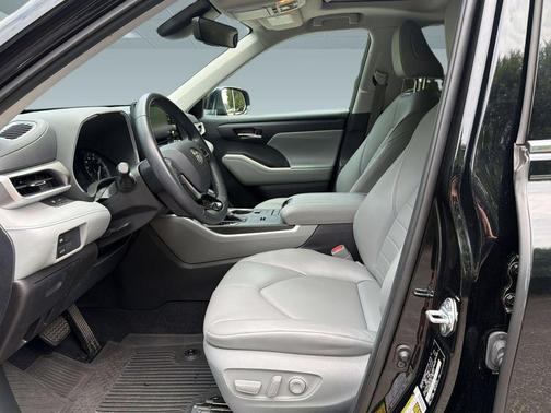Midnight Black Metallic 2021 Toyota Highlander XLE