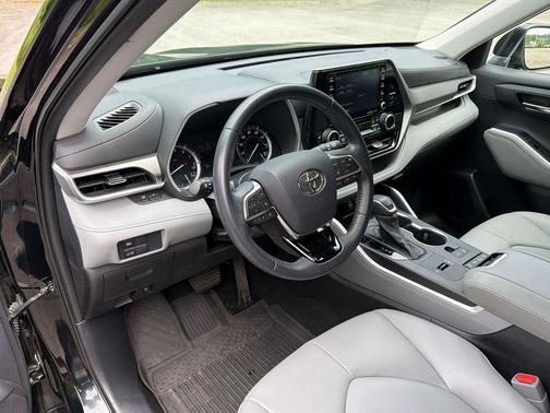 Midnight Black Metallic 2021 Toyota Highlander XLE