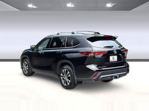 Midnight Black Metallic 2021 Toyota Highlander XLE