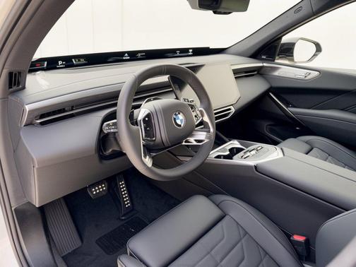 Mineral White Metallic 2027 BMW X5 40 xDrive