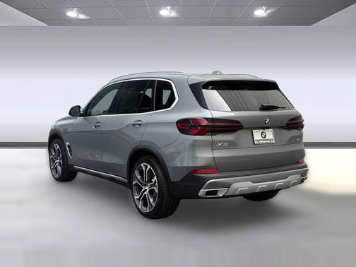 Skyscraper Grey Metallic 2026 BMW X5 xDrive40i