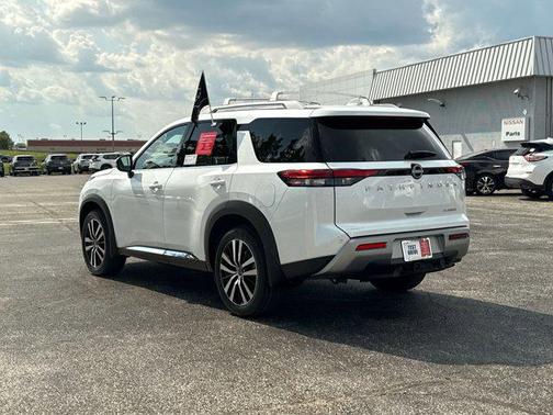 2025 Nissan Pathfinder Platinum FWD