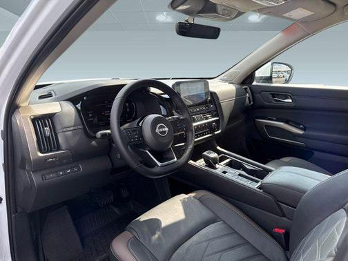 2025 Nissan Pathfinder Platinum FWD