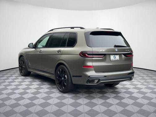 Manhattan Green Metallic 2027 BMW X7 xDrive40i