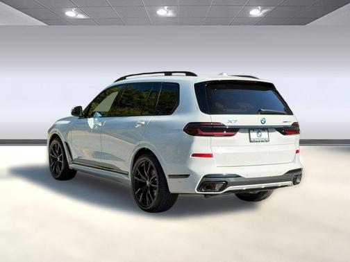 Alpine White 2027 BMW X7 xDrive40i