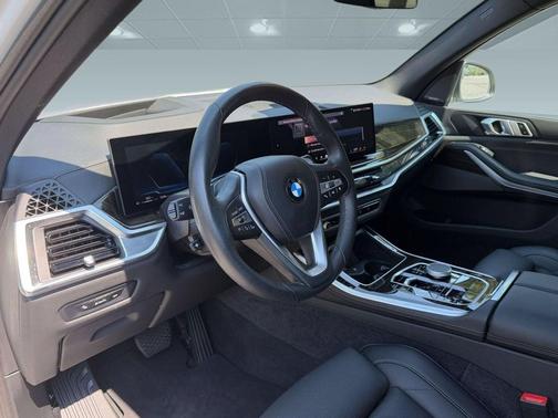 Mineral White Metallic 2025 BMW X5 xDrive40i