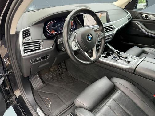Black Sapphire Metallic 2022 BMW X7 xDrive40i