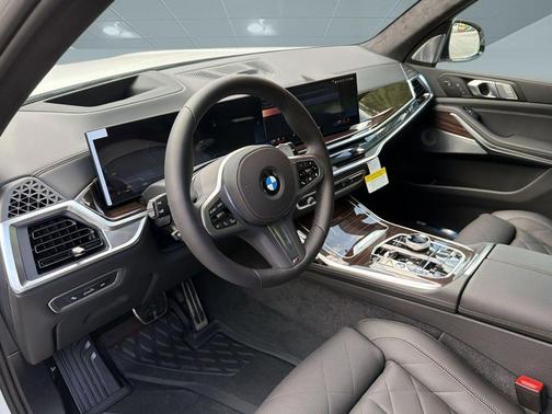 Alpine White 2027 BMW X7 xDrive40i