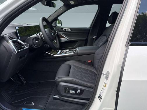 Alpine White 2027 BMW X7 xDrive40i