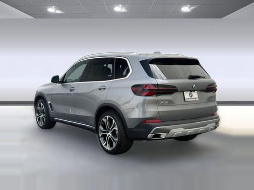 Skyscraper Grey Metallic 2026 BMW X5 xDrive40i