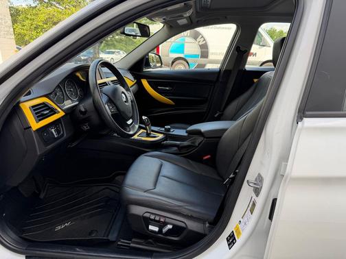 Mineral White Metallic 2018 BMW 320 i