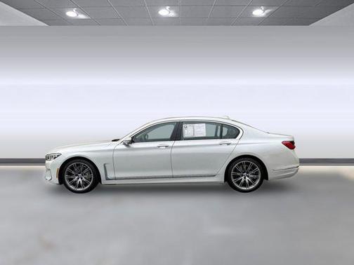 2022 BMW 740 i