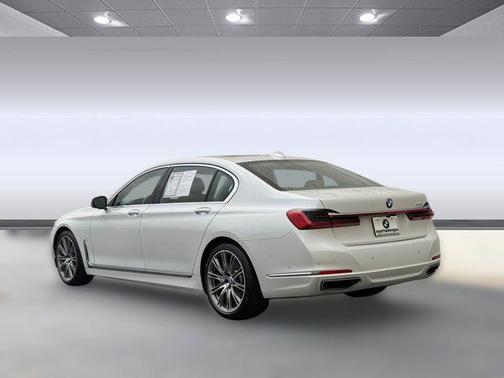 2022 BMW 740 i