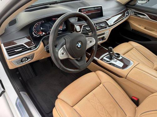 2022 BMW 740 i