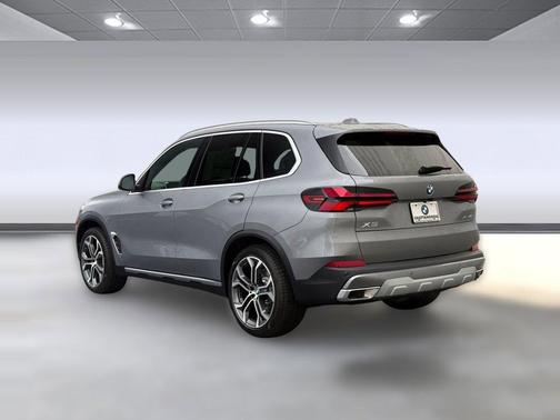 Skyscraper Grey Metallic 2026 BMW X5 xDrive40i