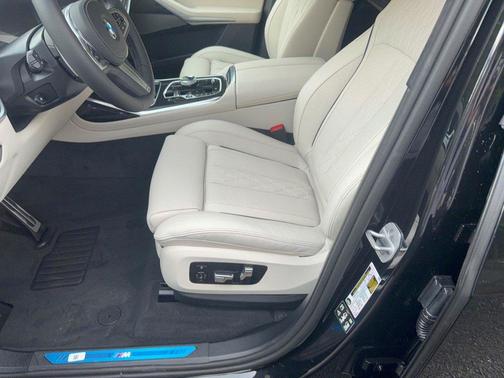 Black Sapphire Metallic 2027 BMW X7 xDrive40i