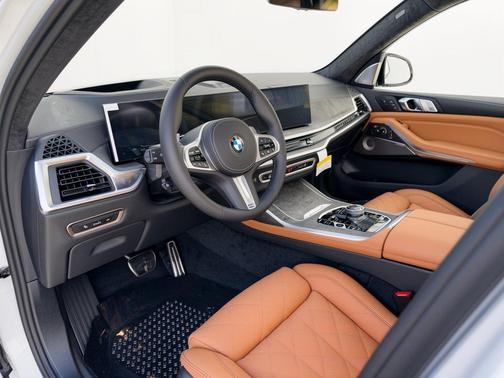 Mineral White Metallic 2027 BMW X7 xDrive40i