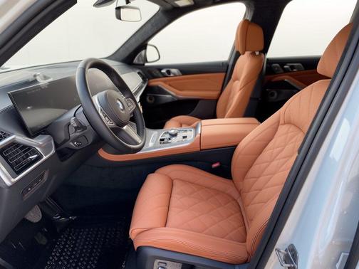 Mineral White Metallic 2027 BMW X7 xDrive40i