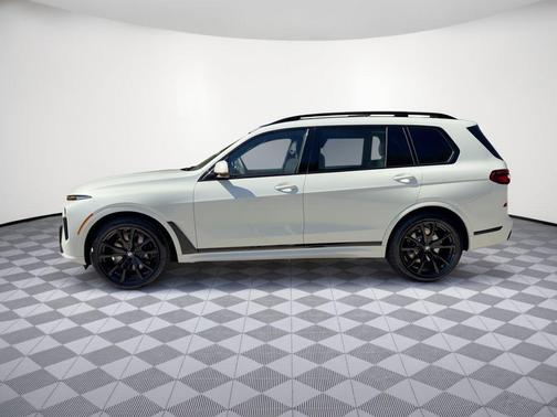 Mineral White Metallic 2027 BMW X7 xDrive40i